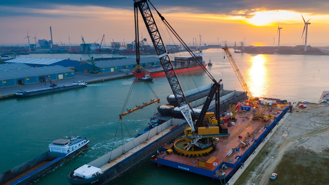 Ein Verladekran auf einem Schiff in einem Hafen.